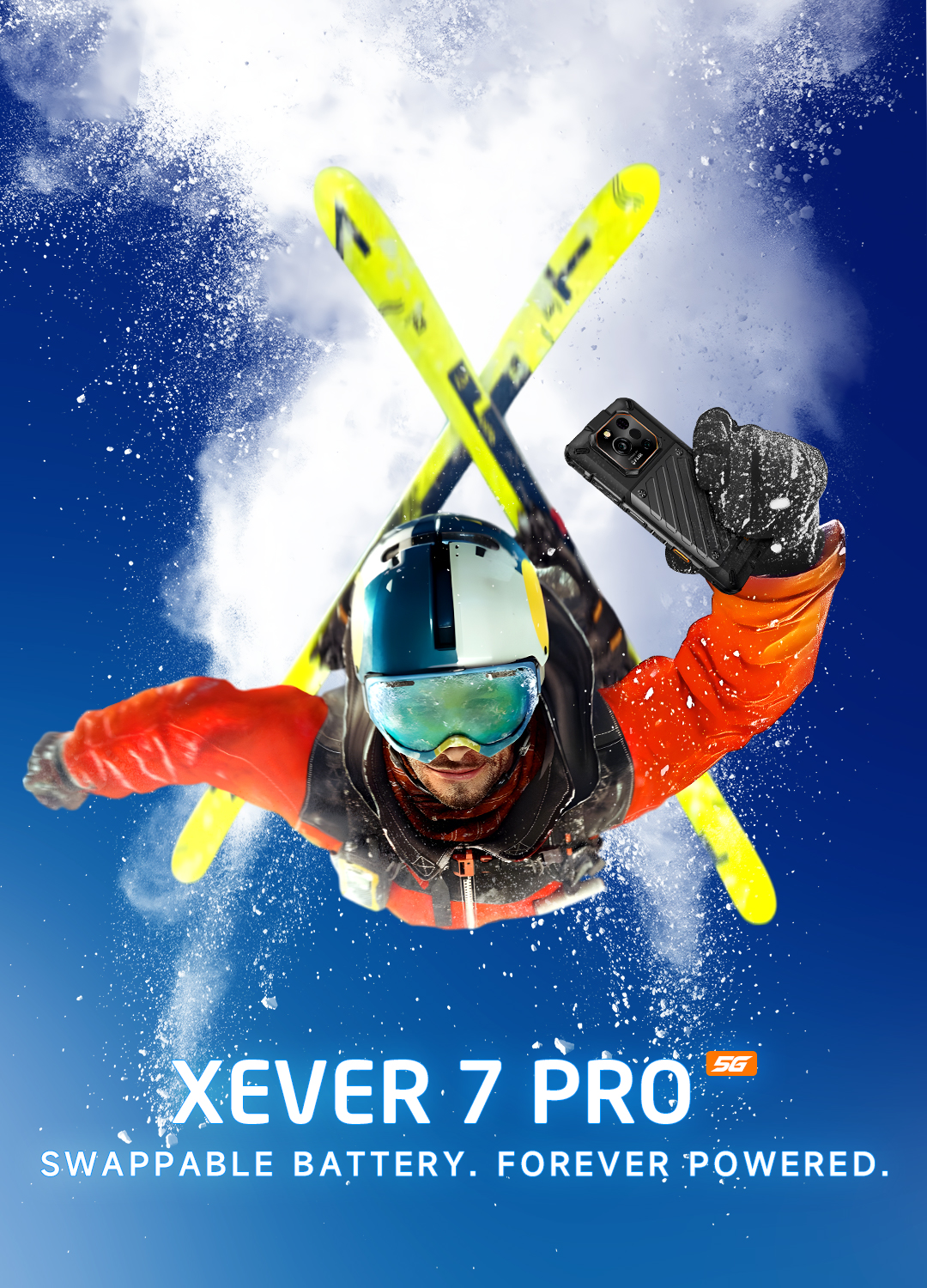 Ein Skifahrer hält das RugOne Xever 7 Rugged Smartphone beim Skifahren